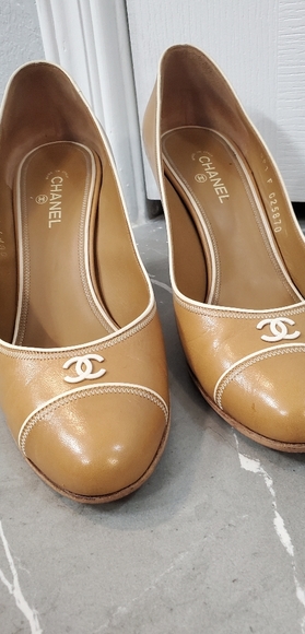 CHANEL CAMEL PUMPS CC DETAIL - Picture 13 of 14